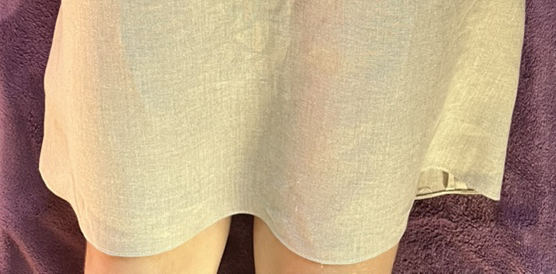 Puur linnen jurkje voor een natuurlijk en ecologisch afscheid. Duurzame uitvaartkleding, met zorg gemaakt en passend bij elke natuurbegrafenis.